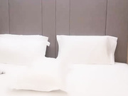 2021-5-28 今日推荐长相文静甜美牙套小表妹，开房胖男啪啪手指扣逼，上位骑乘自己动，翘起屁股后入表情对着